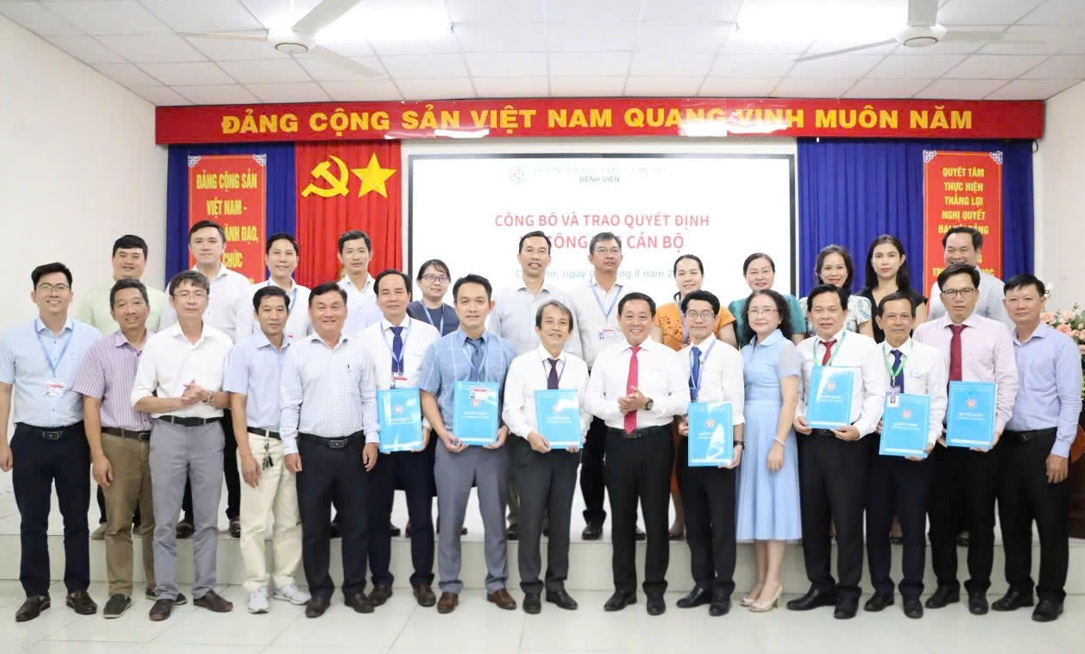 Công bố và trao quyết định về công tác cán bộ tại Bệnh viện Trường Đại học Y Dược Cần Thơ