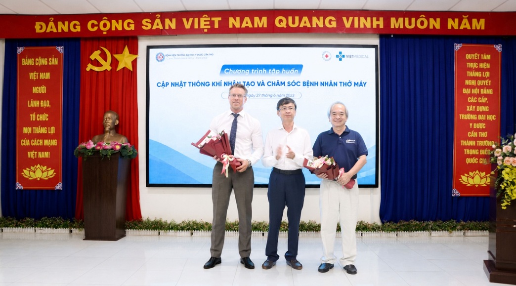 Bệnh viện Trường Đại học Y Dược Cần Thơ khai mạc chương trình tập huấn Cập nhật thông khí nhân tạo và chăm sóc người bệnh thở máy