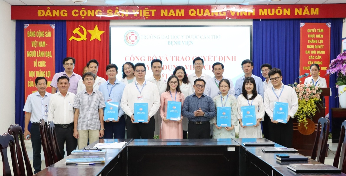 Công bố và trao quyết định tuyển dụng viên chức đợt 2 năm 2025